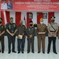 Foto bersama Pemkab Asahan dengan pejuang/perintis kemerdekaan di Aula Melati Kantor Bupati Asahan.