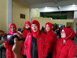 Kader senior PDI Perjuangan Sumut, Nurbety Silalahi usai melakukan pertemuan sesama kader senior PDI Perjuangan di Jalan HM Joni Medan, Jumat (14/8/2020).