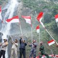 Berkibarnya bendera merah putih di Objek Wisata Air Terjun Ponot, Kecamatan Aek Songsongan.