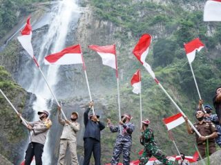 Wisata Air Terjun Ponot Diwarnai Pengibaran 75 Bendera Merah Putih