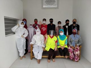 Foto bersama usai kegiatan sosialisasi dan pelatihan pendidikan kepada anak-anak tuna netra selama pandemi Covid-19.