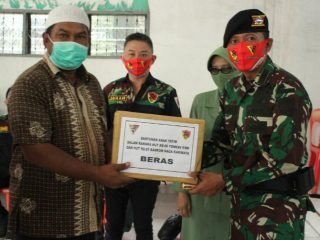 Danyonkav 6/NK, Mayor Kav Dani Prasetyo Wibowo menyerahkan bakti sosial kepada pengurus panti Al-Washliyah Medan.