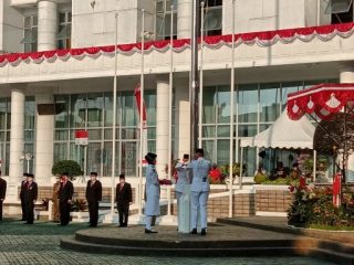 Peringatan HUT ke-75 RI di depan kantor Gubernur Sumut, Jalan Pangeran Diponegoro, Senin (17/8/2020).