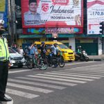 Memperingati HUT ke-75 RI di Traffic Light Jalan Juanda, Medan pengendara lakukan penghormatan jelang detik-detik proklamasi.