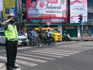 Memperingati HUT ke-75 RI di Traffic Light Jalan Juanda, Medan pengendara lakukan penghormatan jelang detik-detik proklamasi.