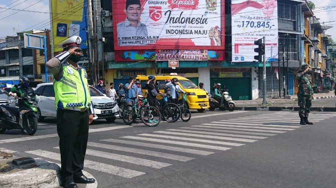 Memperingati HUT ke-75 RI di Traffic Light Jalan Juanda, Medan pengendara lakukan penghormatan jelang detik-detik proklamasi.