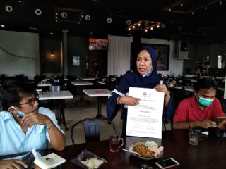 GM BPGKT Dr Wan Hidayati, menunjukkan copy sertifikat Toba Caldera Unesco Global Geopar kepada wartawan, Senin (17/8/2020)