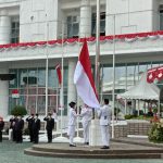 Penurunan Bendera Merah Putih di depan kantor Gubernur Sumut, Jalan Pangeran Diponegoro, Senin (17/8/2020).