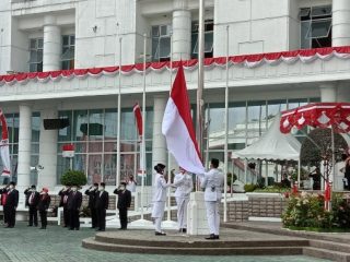 Penurunan Bendera Merah Putih di depan kantor Gubernur Sumut, Jalan Pangeran Diponegoro, Senin (17/8/2020).