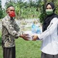 Paket Sembako diberikan Relawan Kawan Bobby kepada Penggali kubur.