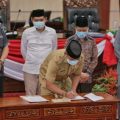 Sekda Kota Medan, Wiriya Alrahman menandatangani Nota KUA-PPAS P-APBD TA 2020 di Gedung DPRD Kota Medan, Selasa (18/8/2020).