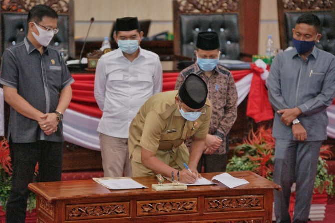Sekda Kota Medan, Wiriya Alrahman menandatangani Nota KUA-PPAS P-APBD TA 2020 di Gedung DPRD Kota Medan, Selasa (18/8/2020).