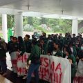 AMUM (Aliansi Mahasiswa USU Menuntut) berunjuk rasa menuntut pemotongan uang UKT di depan Kantor Rektorat USU, Selasa (18/8/2020).