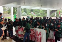 AMUM (Aliansi Mahasiswa USU Menuntut) berunjuk rasa menuntut pemotongan uang UKT di depan Kantor Rektorat USU, Selasa (18/8/2020).