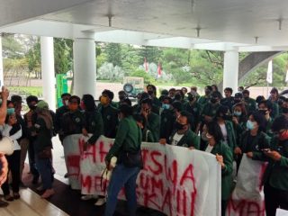 AMUM (Aliansi Mahasiswa USU Menuntut) berunjuk rasa menuntut pemotongan uang UKT di depan Kantor Rektorat USU, Selasa (18/8/2020).