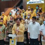 Ketua Umum Partai Golkar, Airlangga Hartanto menyerahkan rekomendasi dukungan di Pilkada Kota Medan 2020 kepada Bobby Nasution dan Aulia Rahman di Jakarta, Selasa (18/8/2020).