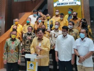 Ketua Umum Partai Golkar, Airlangga Hartanto menyerahkan rekomendasi dukungan di Pilkada Kota Medan 2020 kepada Bobby Nasution dan Aulia Rahman di Jakarta, Selasa (18/8/2020).