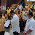 Ketua Umum Partai Golkar, Airlangga Hartanto menyerahkan rekomendasi dukungan kepada Bobby Nasution di Pilkada Kota Medan, 9 Desember 2020 mendatang.