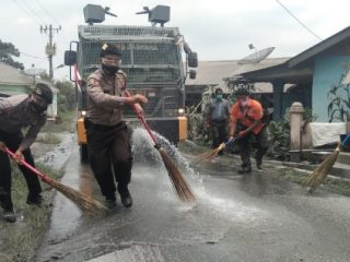 Penyemprotan debu vulkanik akibat erupsi Gunung Sinabung, ada Tiga unit mobil AWC dari Fit Samapta Polda Sumut dan masing-masing satu dari Polresta Deli Serdang, Polres Belawan dan Polres Karo.