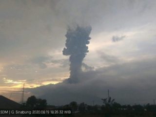 Gunung Sinabung Kembali Erupsi Malam Ini, Kolom Abu 4 Km Diatas Puncak