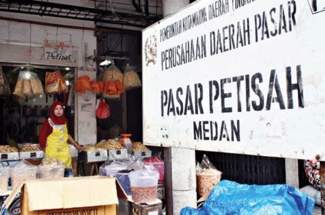 Pasar Petisah, salah satu pasar tradisional di Kota Medan milik Pemko Medan. Saat ini keberadaan pasar tradisional masih kurang di Kota Medan.