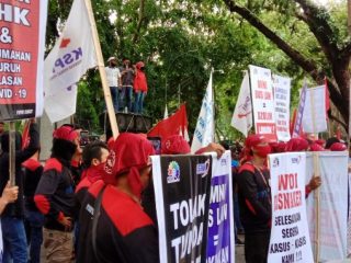 Ratusan Buruh gelar aksi di depan kantor DPRD Sumatera Utara (Sumut), Jalan Imam Bonjol, Selasa (25/8/2020).