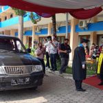 Universitas Methodist Indonesia (UMI) Medan di wisuda secara drive thru menggunakan mobil, Rabu (26/8/2020).