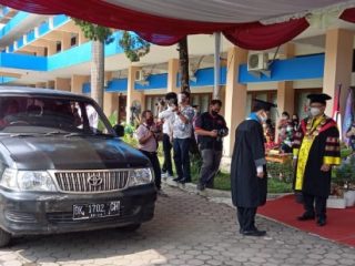 Universitas Methodist Indonesia (UMI) Medan di wisuda secara drive thru menggunakan mobil, Rabu (26/8/2020).