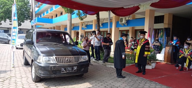 Universitas Methodist Indonesia (UMI) Medan di wisuda secara drive thru menggunakan mobil, Rabu (26/8/2020).
