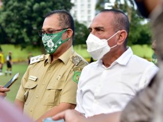 Plt Walikota Medan, Akhyar Nasution bersama Gubernur Sumut, Edy Rahmayadi menyaksikan PSMS Medan berlatih.