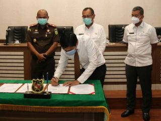 Penyerahan prasarana, sarana, utilitas oleh Plh GM Perum Perumnas Regional I Sumatera, Ahmad Baihaqi kepada Pemko Medan.