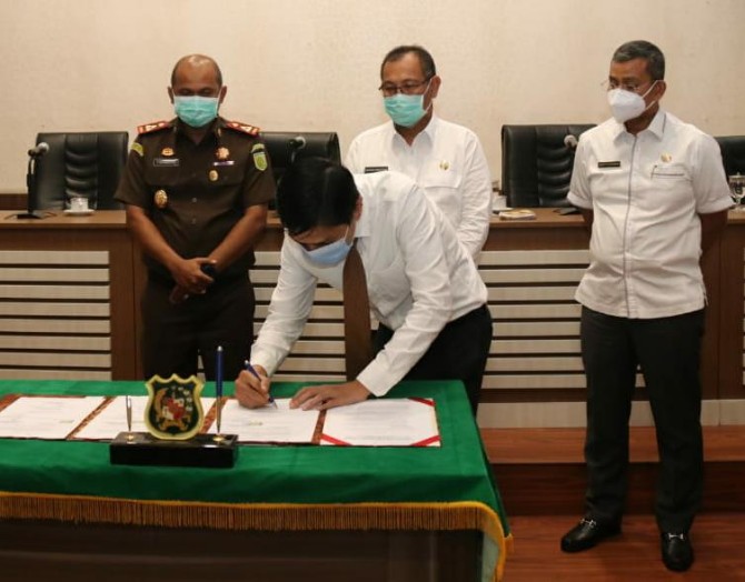 Penyerahan prasarana, sarana, utilitas oleh Plh GM Perum Perumnas Regional I Sumatera, Ahmad Baihaqi kepada Pemko Medan.