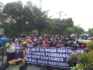 Aliansi Masyarakat Medan Utara Berdaulat (AMMUB) turun ke jalan protes perbaikan jalan yang rusak.