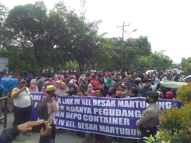 Aliansi Masyarakat Medan Utara Berdaulat (AMMUB) turun ke jalan protes perbaikan jalan yang rusak.