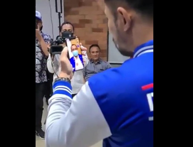 Ketua Umum DPP Partai Demokrat, Agus Harimurti Yudhoyono (AHY) videocall dengan Akhyar sebagian bentuk dukungan.