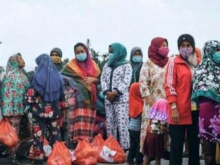 Yayasan Sahabat Yatim Indonesia melakukan bakti sosial kepada warga yang terdampak langsung erupsi Gunung Sinabung di Tanah Karo.