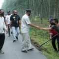 Bupati Asahan, Surya gotong royong dengan masyarakat Kecamatan Pulo Bandring, Minggu (30/8/2020).