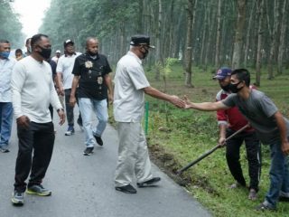 Sambil Gotong Royong, Bupati Asahan Ingatkan Warga Tidak Golput