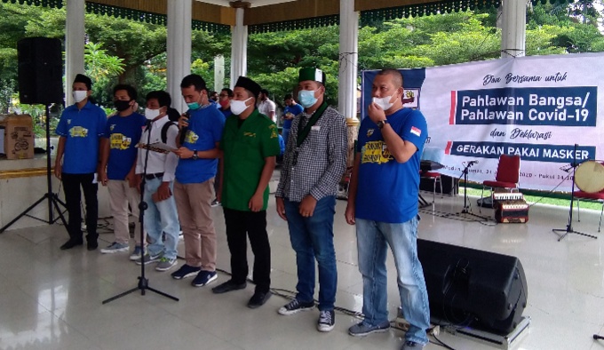 Ketua Harian DPD KNPI Sumut Ahmad Khairuddin (empat dari kanan) dan perwakilan pimpinan organisasi kepemudaan saat membacakan deklarasi dan manifesto pemuda melawan wabah