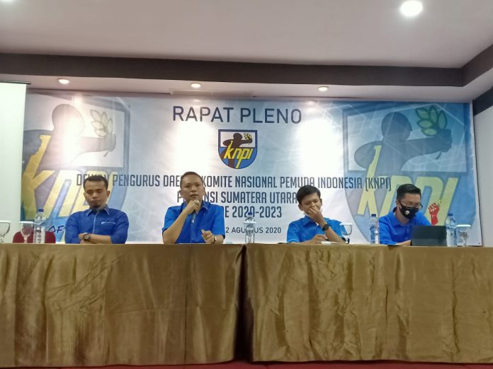 Ketua DPD KNPI Sumut Samsir Pohan dan pengurus saat memimpin rapat pleno DPD KNPI Sumut, Rabu.