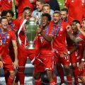 Kingsley Coman memegang piala Liga Champions disaksikan rekan-rekannya. Gol tunggal Coman tumbangkan PSG. (eurosport)