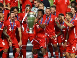 Kingsley Coman memegang piala Liga Champions disaksikan rekan-rekannya. Gol tunggal Coman tumbangkan PSG. (eurosport)