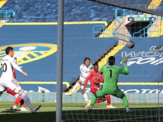 Leeds United vs Fulham yang berakhir 4-3 untuk Leeds.(gettyimages via bbc)