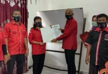 Penyerahan Surat Keputusan (SK) oleh DPC PDIP Kota Medan kepada empat Pelaksana Tugas (Plt) ketua PAC kota Medan.