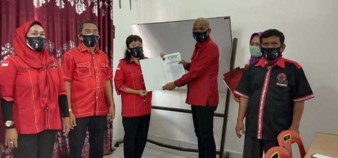 Penyerahan Surat Keputusan (SK) oleh DPC PDIP Kota Medan kepada empat Pelaksana Tugas (Plt) ketua PAC kota Medan.
