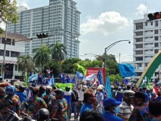 Serikat Pekerja Seluruh Indonesia (SPSI) Sumatera Utara (Sumut) lakukan aksi di depan kantor DPRD Kota Medan.