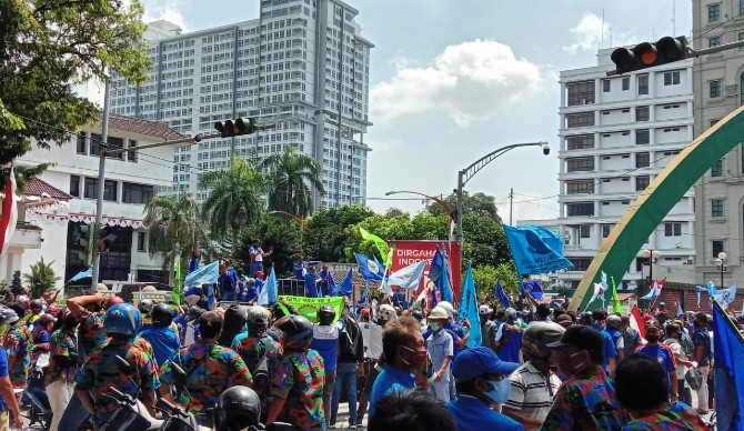 Serikat Pekerja Seluruh Indonesia (SPSI) Sumatera Utara (Sumut) lakukan aksi di depan kantor DPRD Kota Medan.