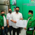 Penyerahan SK oleh Sekretaris DPD PPP Sumut, Jafaruddin Harahap dan diterima langsung oleh Bobby Nasution dan Aulia Rachman