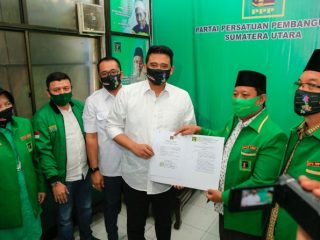 Penyerahan SK oleh Sekretaris DPD PPP Sumut, Jafaruddin Harahap dan diterima langsung oleh Bobby Nasution dan Aulia Rachman