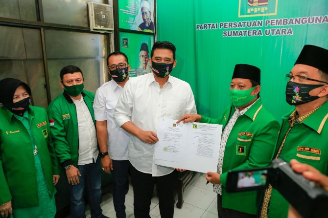 Penyerahan SK oleh Sekretaris DPD PPP Sumut, Jafaruddin Harahap dan diterima langsung oleh Bobby Nasution dan Aulia Rachman